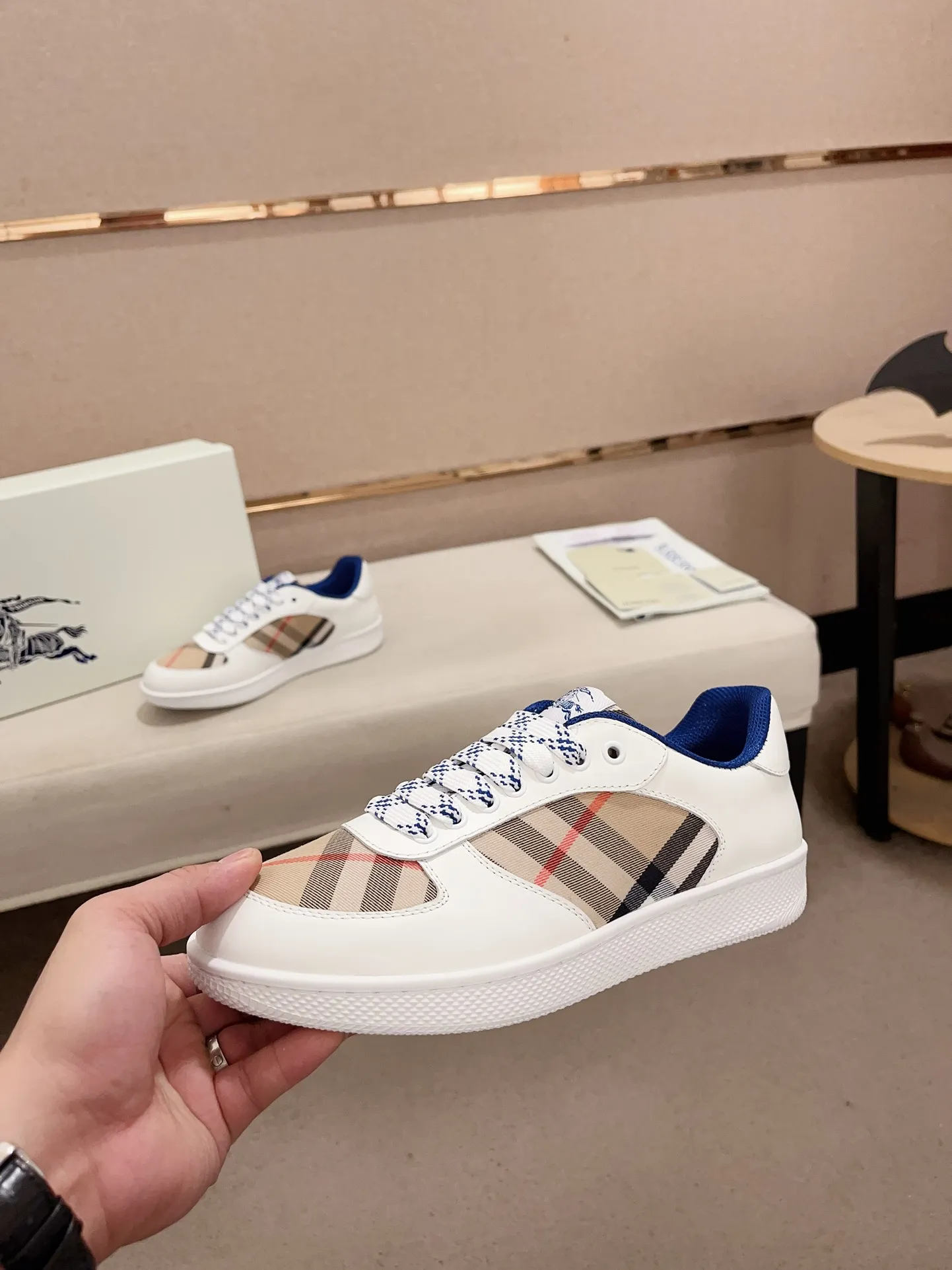 Men's shoes💰: 620💰Top version🥳◾️▫️The new Burberry men's classic low-top sneakers are reinterpreted with Vintage retro plaid cotton material and calfskin, decorated with a new brand logo. First-layer cowhide lining, embossed Burberry logo on the heel, and original TPU outsole! Code number: 38-45. Women's sizes and 46 can be customized.